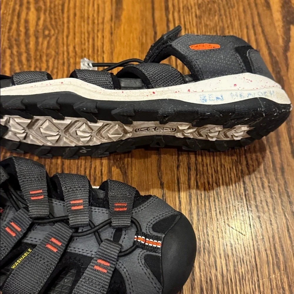 Keen dark gray strappy elastic cord drawstring Velcro close sandals. Size 4.